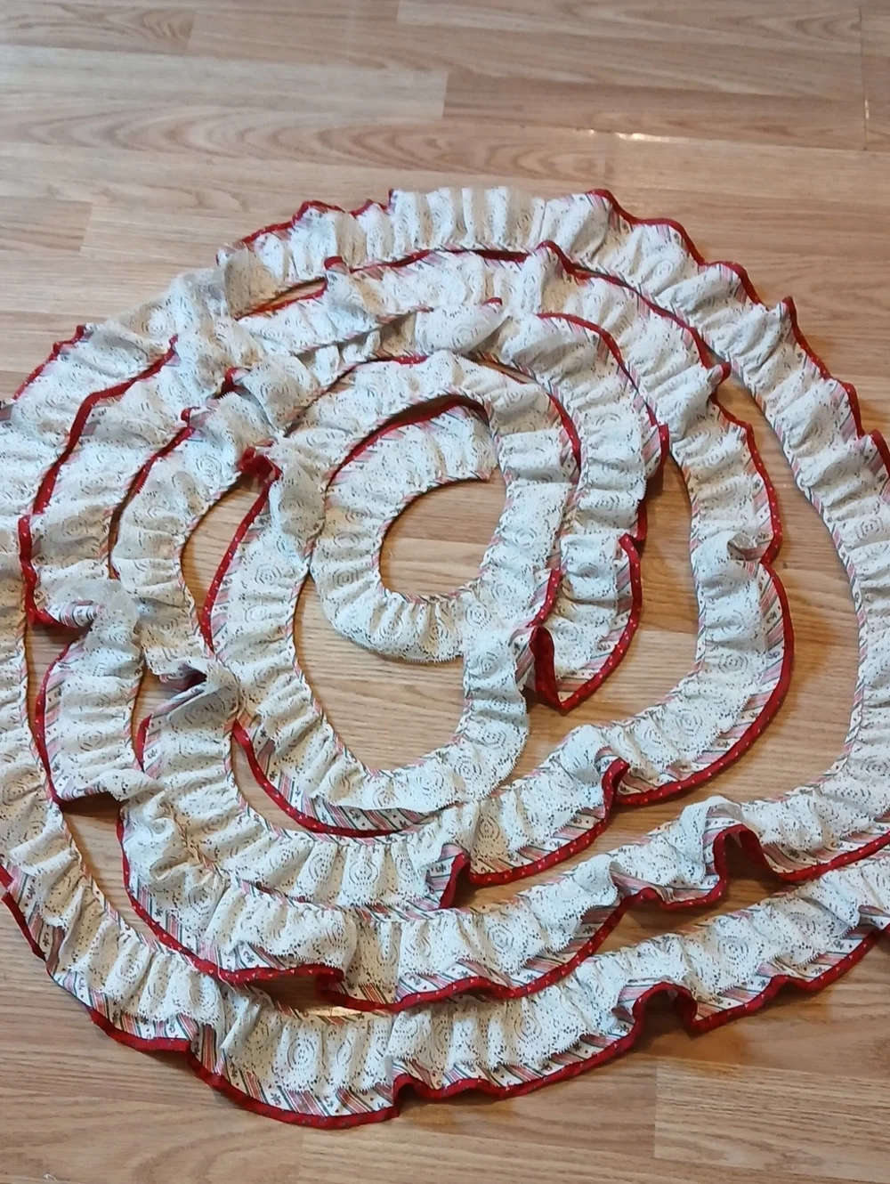 Vintage Handmade Ruffled Christmas Tree Garland Lace Ameritex 1987 Fabric